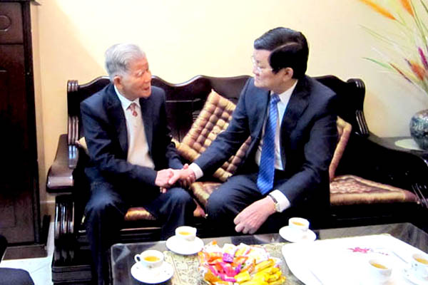Gửi[-]tặng[-]Chủ[-]tịch[-]nước[-]sách[-]Cây[-]Di[-]sản[-]Việt[-]Nam